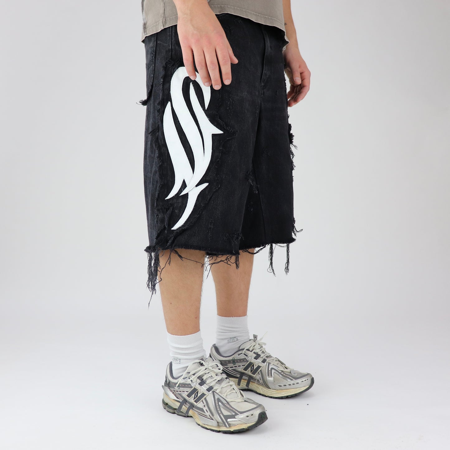 DFFRNT 100RY ornament black shorts