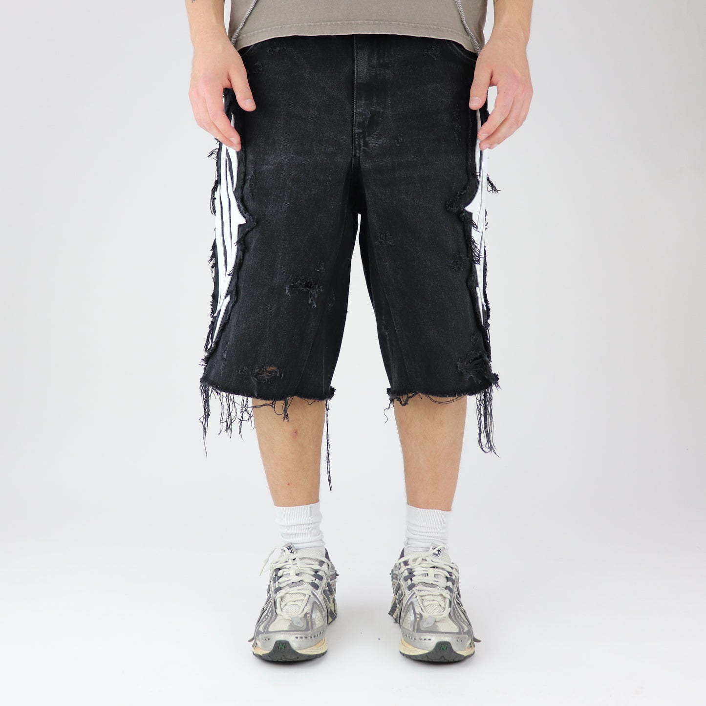 DFFRNT 100RY ornament black shorts
