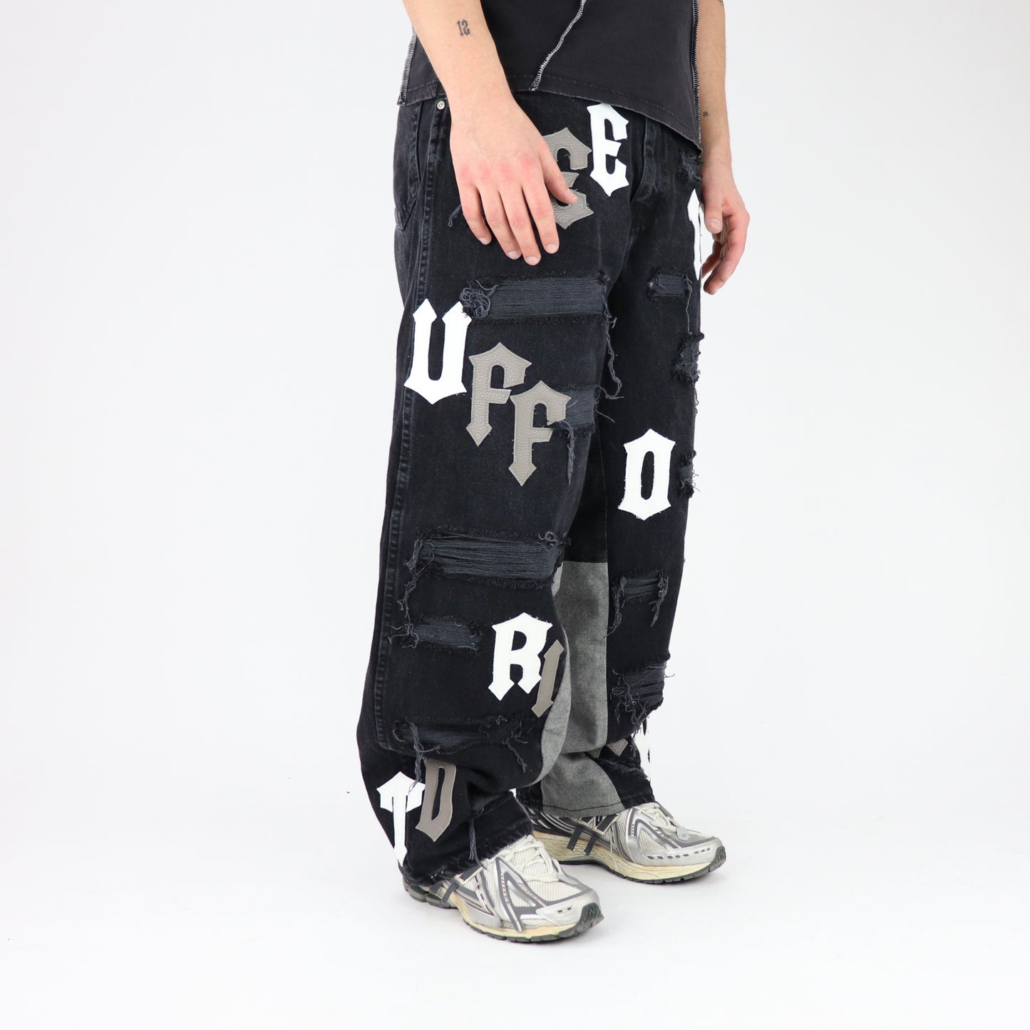 DFFRNT 100RY letters black jeans