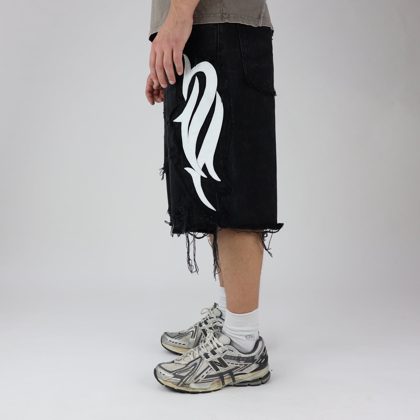DFFRNT 100RY ornament black shorts
