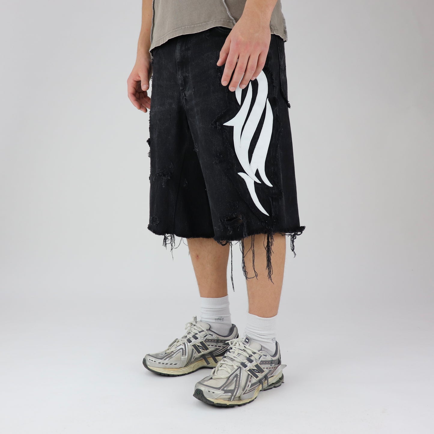 DFFRNT 100RY ornament black shorts