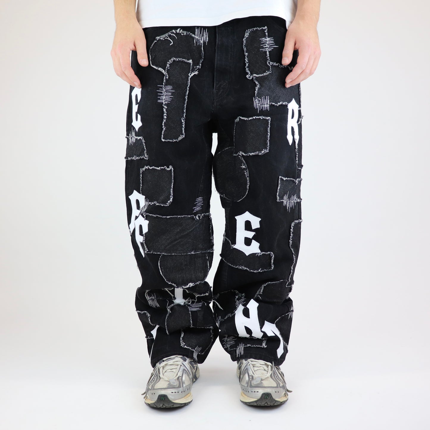 Black-white baggy jeans