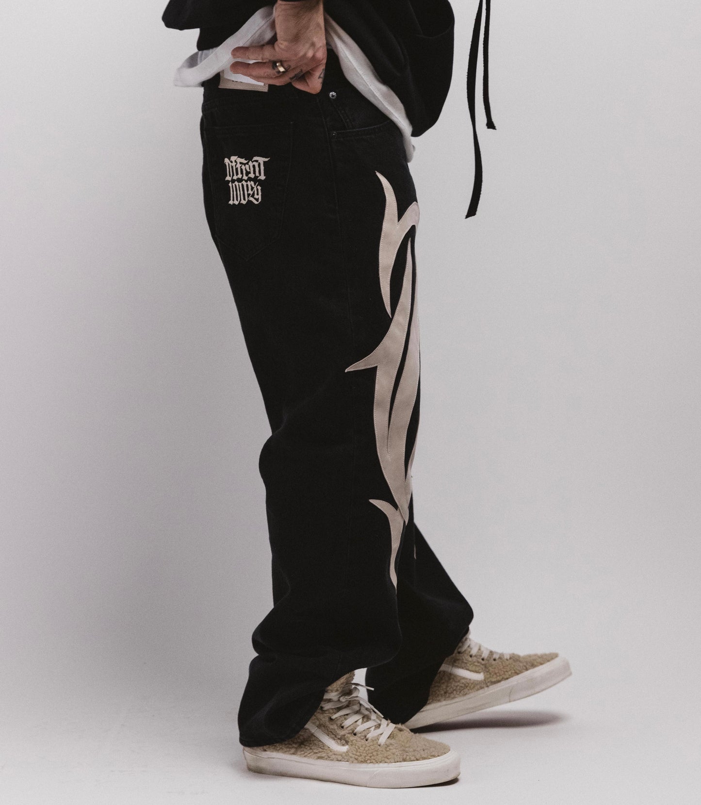 DFFRNT 100RY black jeans