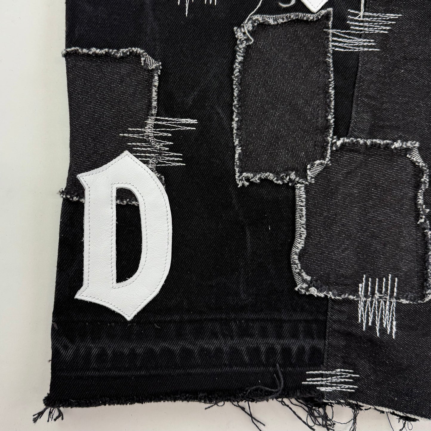 Black-white baggy jeans