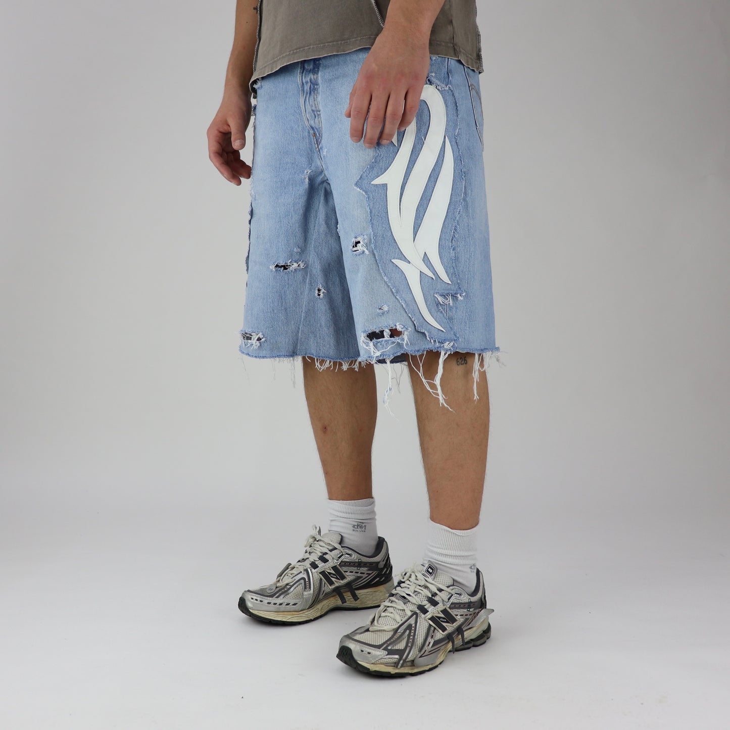 DFFRNT 100RY ornament blue shorts