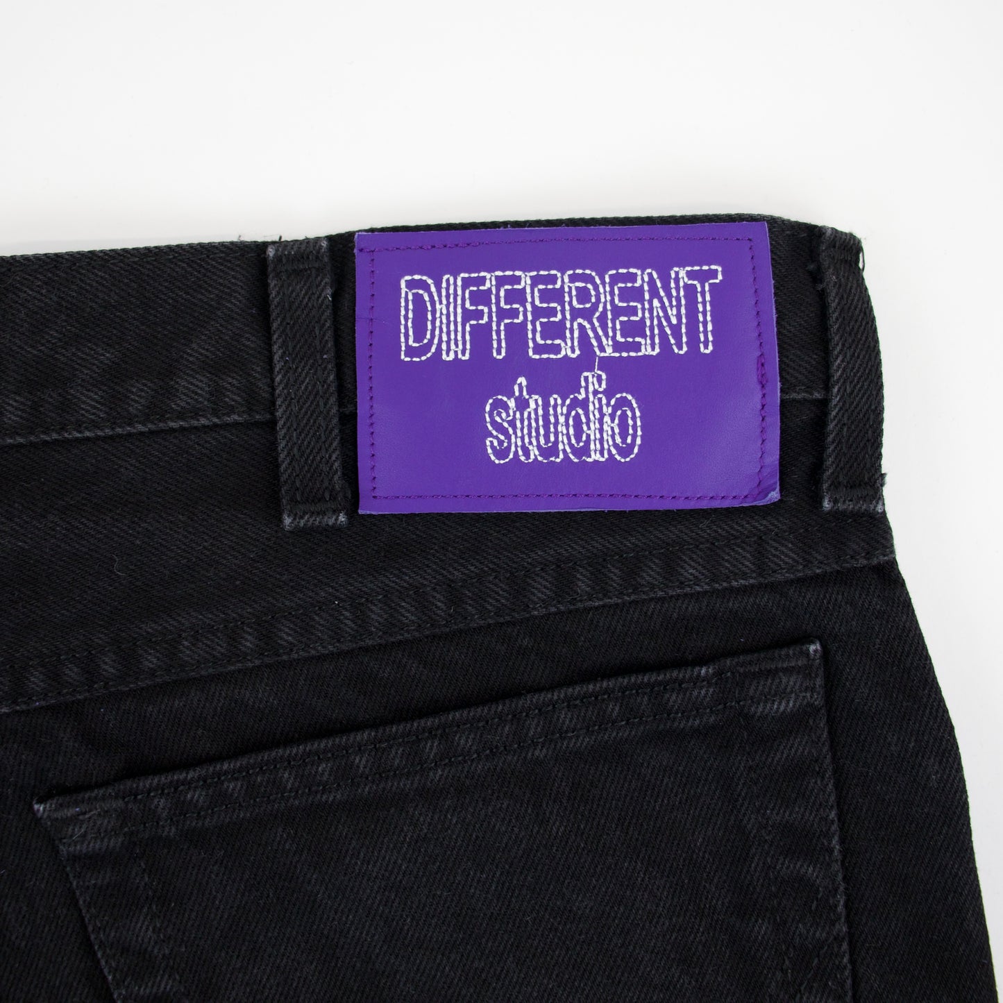 DFFRNT studio jeans black-purple