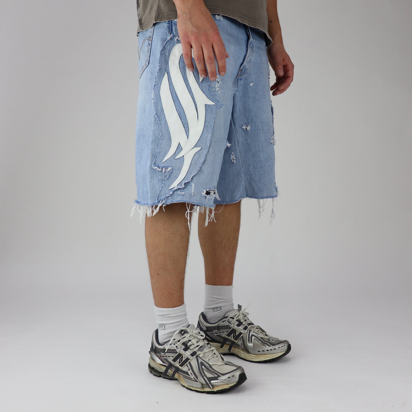 DFFRNT 100RY ornament blue shorts
