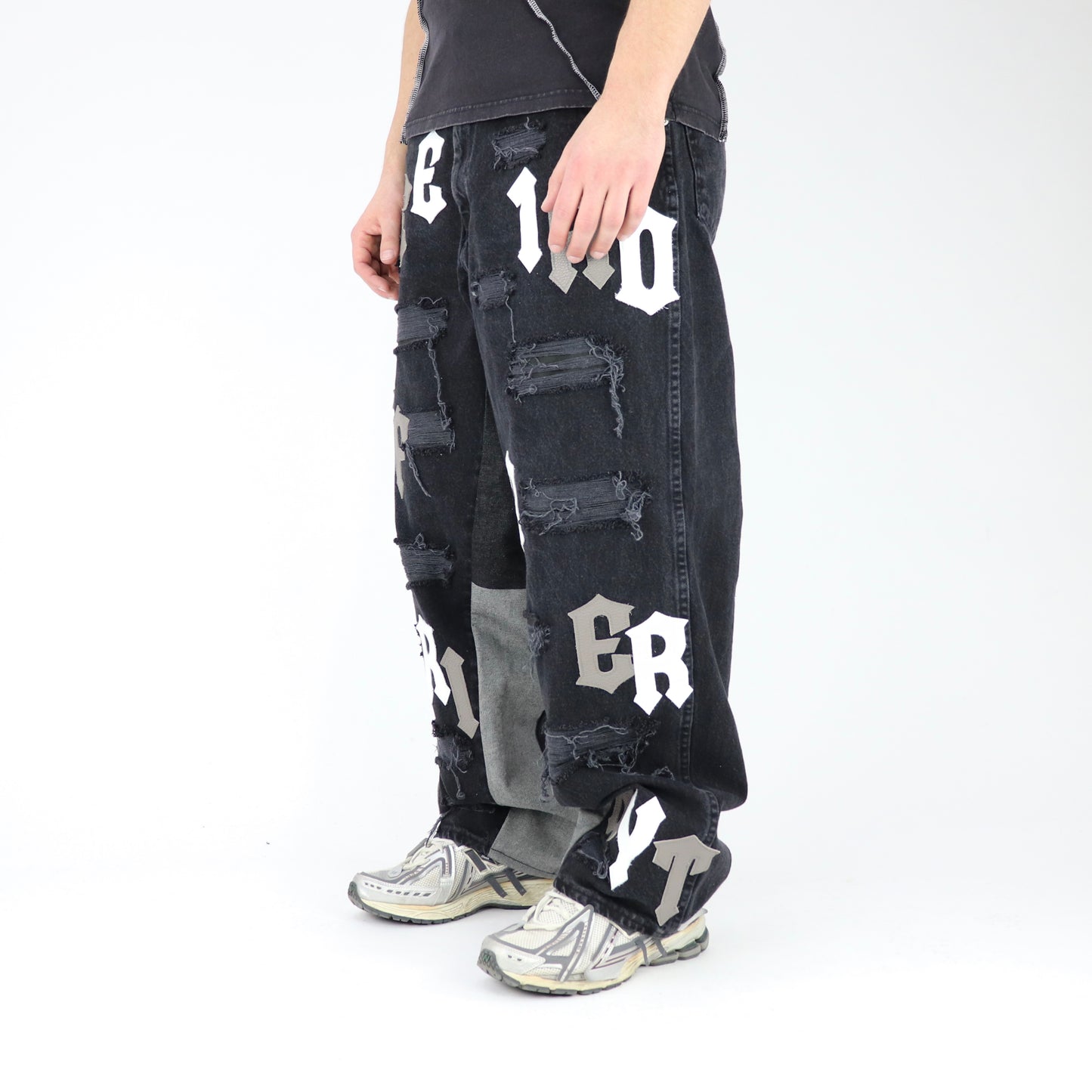 DFFRNT 100RY letters black jeans